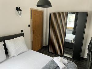 Łóżko lub łóżka w pokoju w obiekcie Apartamenty Slowianka