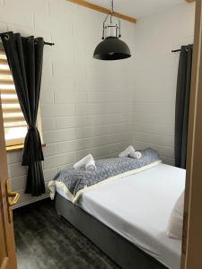 Łóżko lub łóżka w pokoju w obiekcie Apartamenty Slowianka