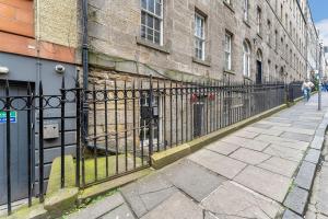 una cerca negra frente a un edificio en Edinburgh perfect location en Edimburgo