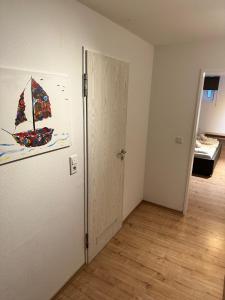 una stanza con una porta e un dipinto sul muro di Nordseekrabbe a Norderney