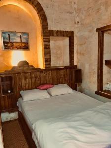 ein Schlafzimmer mit einem großen Bett in einem Zimmer in der Unterkunft Alkan konuk evi in Şanlıurfa
