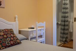 ヘレス・デ・ラ・フロンテーラにあるSanvi Xerez Centroのベッドルーム1室(ベッド1台、テーブル、椅子付)