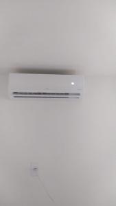 un ventilador de techo en una pared blanca en COMPLEJO PONTA das BRILLES. DTO. 2., en Barra de Tabatinga