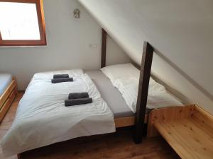 ein Schlafzimmer mit einem Bett mit zwei Handtüchern darauf in der Unterkunft horská chata Cecilie in Olešnice v Orlických horách