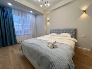 Säng eller sängar i ett rum på Cozy apartment in a very developed area!