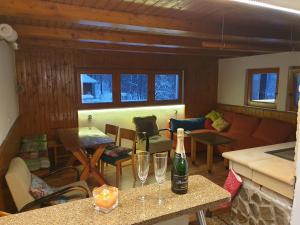 ein Wohnzimmer mit einer Flasche Wein auf dem Tisch in der Unterkunft horská chata Cecilie in Olešnice v Orlických horách