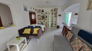 ein Wohnzimmer mit einem Sofa und einem Tisch in der Unterkunft Chelada 2 in Arrieta