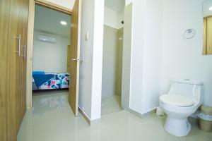 e bagno con servizi igienici e cabina doccia. di Ayenda Salome Apartments a Cartagena de Indias