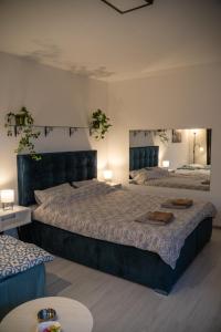 1 Schlafzimmer mit 2 Betten und 2 Tischen in der Unterkunft Stan na dan CENTRAL Uzice in Užice