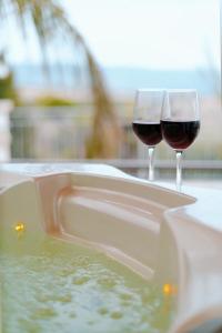 two glasses of wine sitting in a bath tub at The Mansion In Had Ness in Had Nes