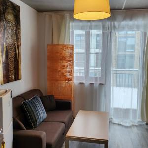 リプノ・ナト・ヴルタヴォウにあるUbytování u Maxeのリビングルーム(ソファ、テーブル付)、窓が備わります。