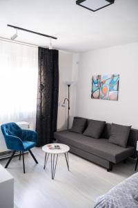 ein Wohnzimmer mit einem Sofa und einem Tisch in der Unterkunft Stan na dan CENTRAL Uzice in Užice