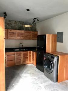 cocina con lavadora y fregadero en Condominio Pacha en Tulum, en Tulum