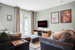 Una sala de estar con dos sofás y un televisor. en New! Peaceful 4 Bed home - Quiet and Cosy, en Kent