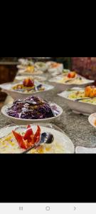 Une bande de plats sur une table dans l'établissement MOHAMMED ZAWAIDAH CAMP, à Wadi Rum