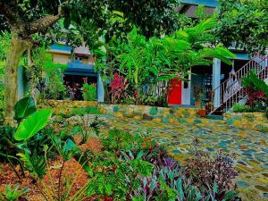 un jardín con un camino de piedra frente a una casa en Casa Los Madriz Suite #2, en San Isidro