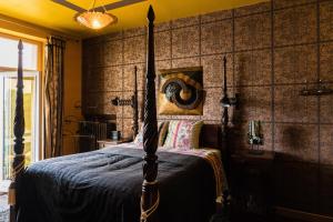 um quarto com uma cama com um edredão azul em Villa Chanelle em Les Rosiers