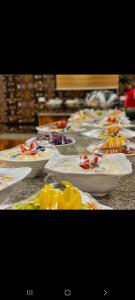 une rangée de plats sur une table dans l'établissement MOHAMMED ZAWAIDAH CAMP, à Wadi Rum