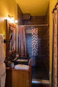 bagno con lavandino e doccia di Villa Chanelle a Les Rosiers