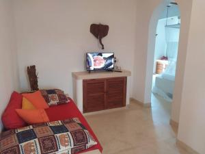 1 dormitorio con 1 cama y TV en un soporte en Luxury Simba House in Watamu [ ☆☆☆☆☆ ], en Watamu