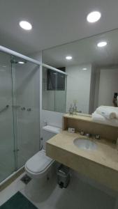 y baño con aseo, lavabo y ducha. en Ótima Localização, reformado e com piscina!, en Río de Janeiro