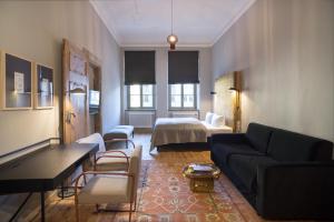 Hotel Sonne في تسيتاو: غرفة معيشة مع أريكة وسرير