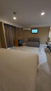 sala de estar con sofá y TV en Ótima Localização, reformado e com piscina!, en Río de Janeiro