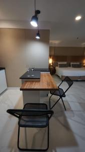 Habitación con mesa, 2 sillas y 1 cama en Ótima Localização, reformado e com piscina!, en Río de Janeiro