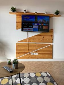 salon z telewizorem na ścianie w obiekcie The view will convince you! w mieście Puerto de Santiago