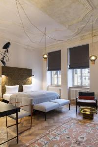 1 dormitorio con cama, mesa y algunas ventanas en Hotel Sonne, en Zittau