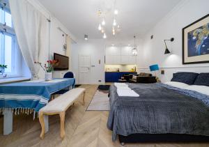 ein Schlafzimmer mit 2 Betten und ein Wohnzimmer in der Unterkunft Apartament Żurawia street in Warschau
