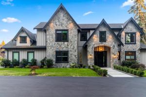 una gran casa de piedra con entrada en The Fernridge Estate: 5BD Family Retreat!, en Langley