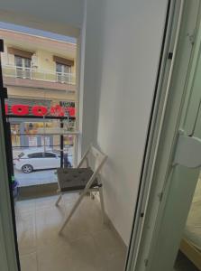 テッサロニキにあるApartment in the heart of Thessalonikiの窓のある部屋(椅子付)