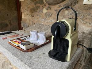 Kahvin ja teen valmistusvälineet majoituspaikassa Entre Os Ríos - Casa Rural y Enoturismo