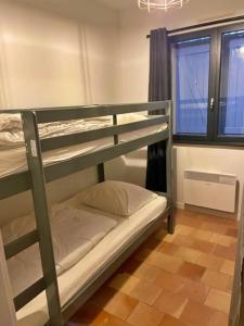 a bunk bed room with two bunk beds and a window at Vakantie Woning Le Chat Maison 175 in Écuras
