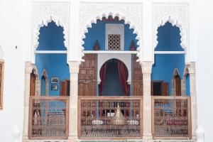 uma vista de uma janela de uma mesquita em Dar Shaeir em Rabat