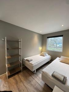 1 Schlafzimmer mit 2 Betten und einem Fenster in der Unterkunft Jerup Bed & Breakfast in Jerup