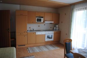 Kuchnia lub aneks kuchenny w obiekcie Gästehaus Lindermuth