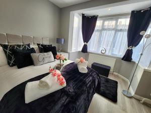 una camera da letto con un grande letto con fiori di Home From Home Wembley a Preston