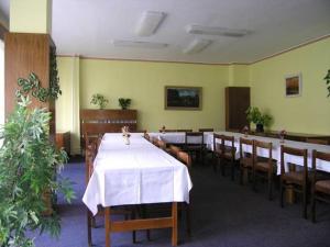 une salle à manger avec une table et des chaises blanches dans l'établissement Penzion Starr, à Havlíčkův Brod