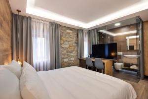 una camera d'albergo con un grande letto e una TV di Štok - Rooms, Wine & Restaurant - Marezige, Koper a Capodistria