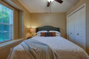 ein Schlafzimmer mit einem großen Bett und einem Fenster in der Unterkunft Sedona Chill in Boise
