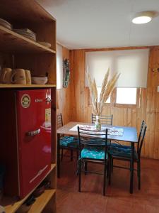a kitchen and dining room with a table and chairs at Cabaña Totoralillo in Coquimbo