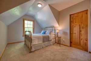 una camera con letto e porta in legno di Home Amongst the Trees a Boise