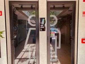 un par de puertas de cristal con un cartel que diga café en Edifício SKY Apto 1311 - ER Hospedagens, en Maceió