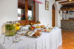 - une table avec un buffet de plats dans l'établissement Štok - Rooms, Wine & Restaurant - Marezige, Koper, à Koper