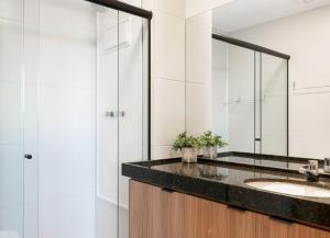 une salle de bain avec un lavabo et un miroir dans l'établissement Mana Beach Experience Muro Alto por Brevelar, à Porto de Galinhas