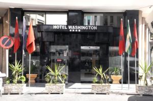 een hotelgebouw met vlaggen ervoor bij Washington Hotel in Casablanca +25 foto's