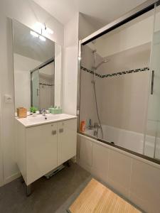 a bathroom with a sink and a shower at La plaine paisible - 15’ Paris 10’ Stade de France in Saint-Denis