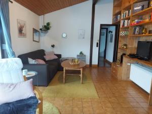 - un salon avec un canapé et une table dans l'établissement Ferienhaus am Listersee, à Meinerzhagen